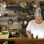 金沢レストランドゥブの店内で料理する柏オーナー