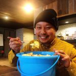 バケツでポテサラを食べる上土井大志